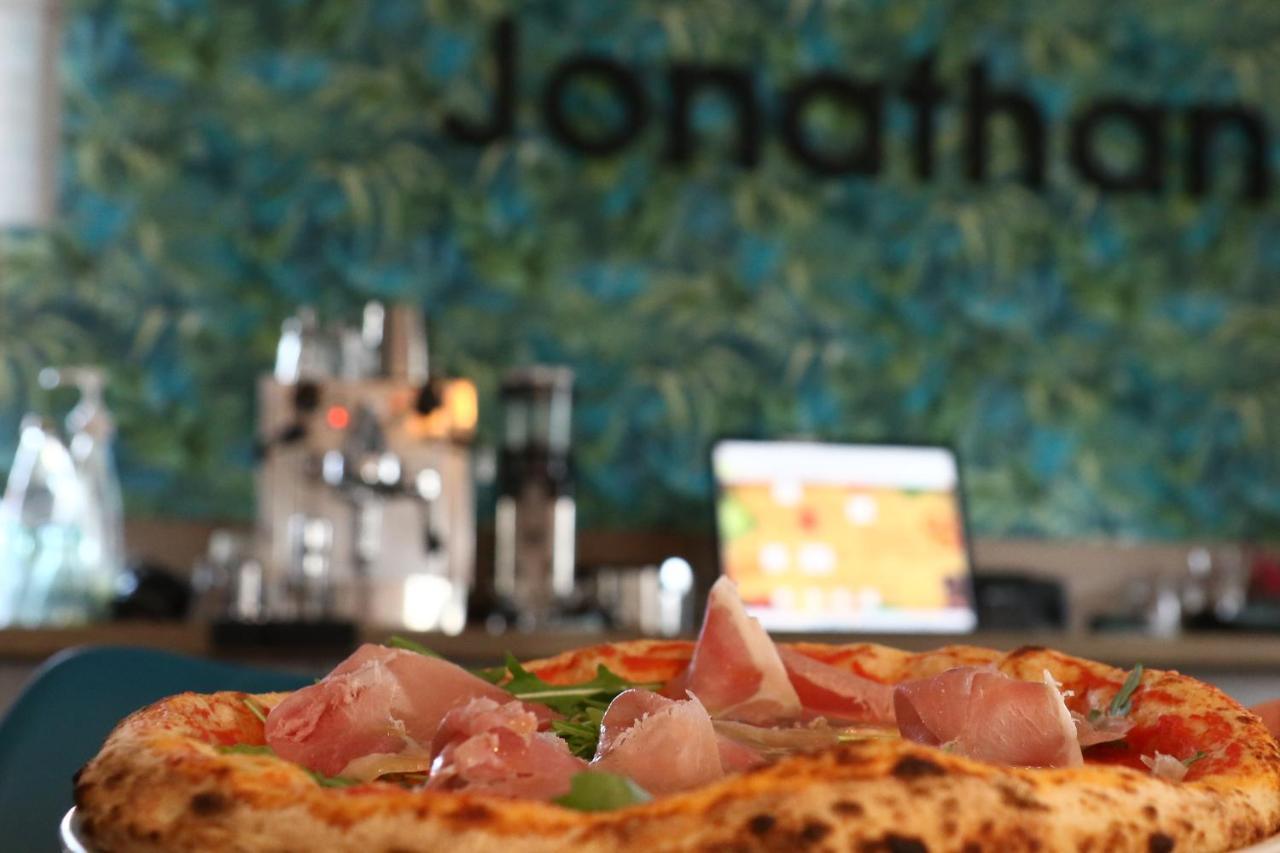 Jonathan Bed&Pizza Komárom Buitenkant foto