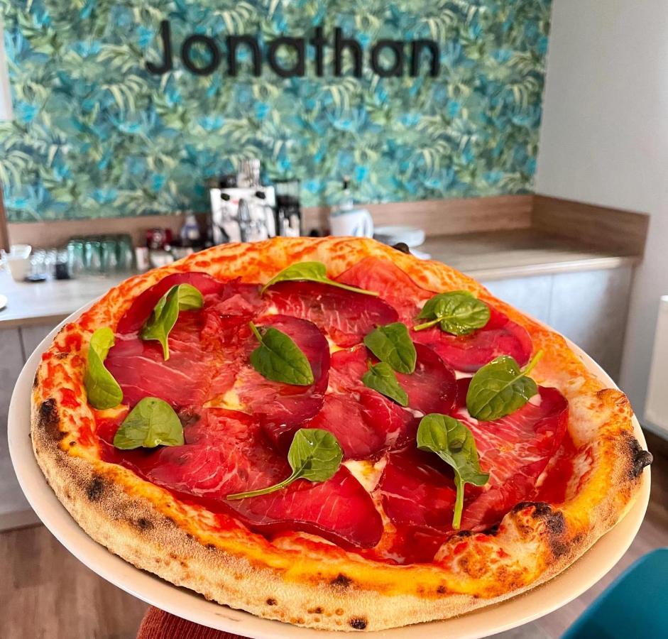 Jonathan Bed&Pizza Komárom Buitenkant foto