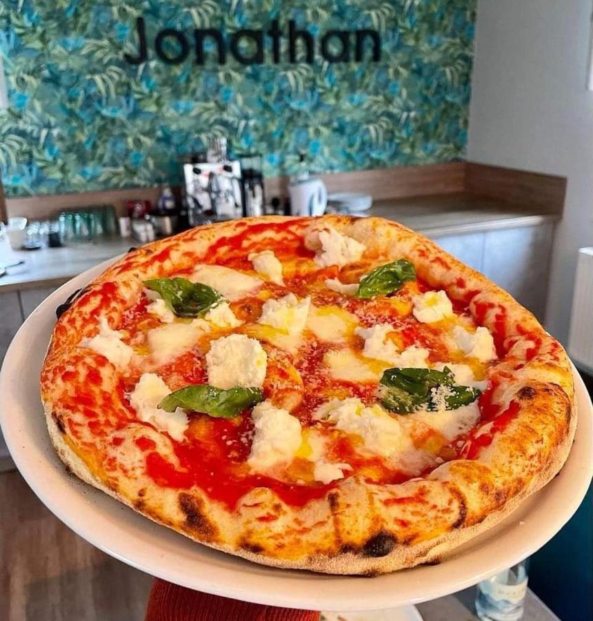 Jonathan Bed&Pizza Komárom Buitenkant foto